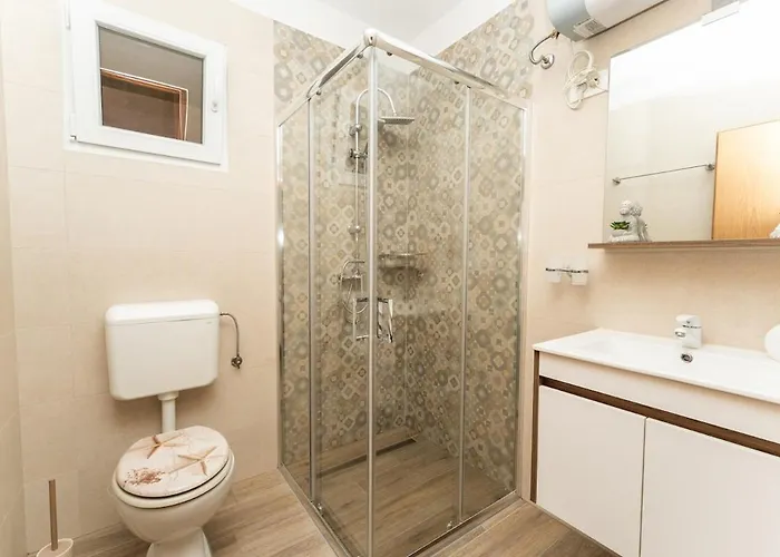 Modern Steps From The Sea *