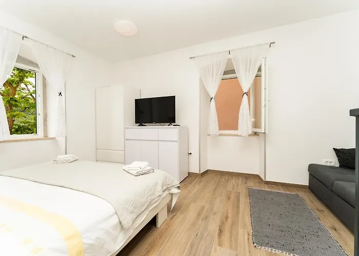 Modern Steps From The Sea *