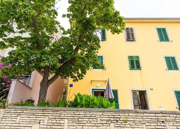 Modern Steps From The Sea *