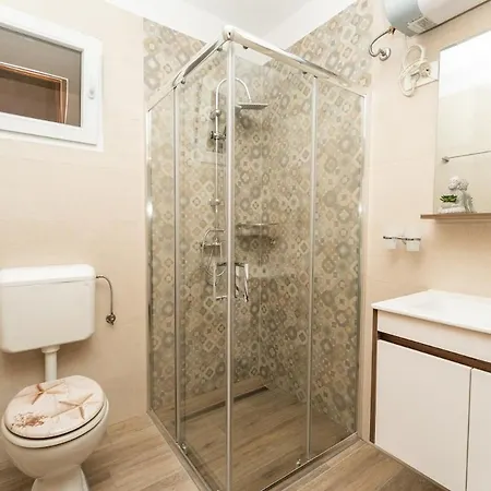 Modern Steps From The Sea *